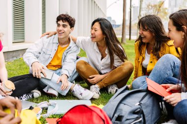 Öğrenci kolej grubu kampüs parkında birlikte eğleniyor. Milenyum okul arkadaşları dışarıda toplanıyor. Eğitim ve gençlik toplumu kavramı.