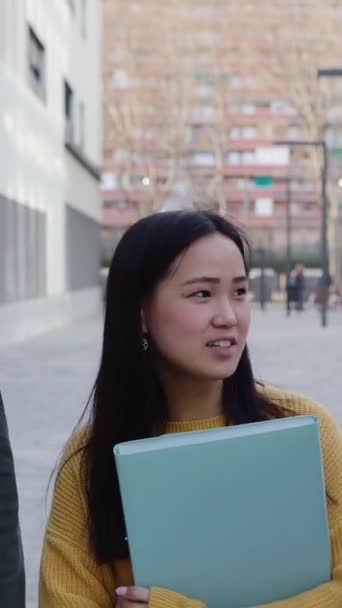 兴高采烈的亚裔高中生在醒着的时候在低洼地区聊天 中国人民和教育观念 垂直方面屏幕视频 — 图库视频影像