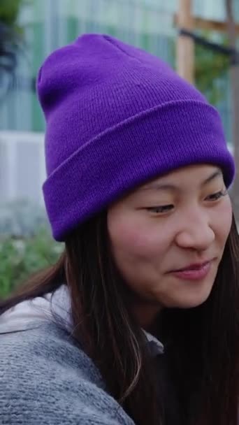 Fröhlicher Asiatischer Student Gespräch Mit Kollegen Draußen Bildungsgebäude Millennial Junge — Stockvideo