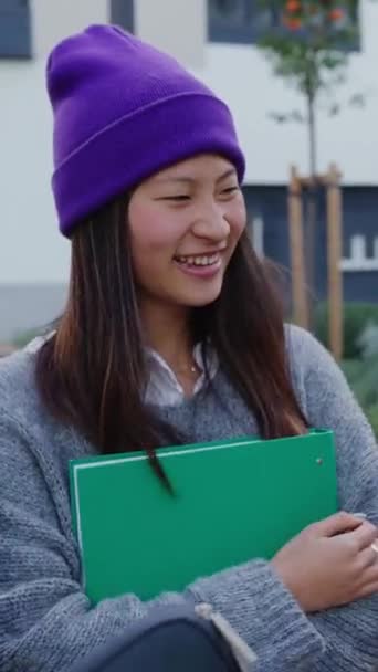 Heureux Jeunes Amis Étudiants Asiatiques Riant Parlant École Campus Peuple — Video