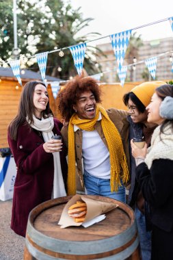 Çeşitli genç arkadaşlar kış tatilinde sıcak kahve içip churros ya da börek yerken eğleniyorlar. Milenyum öğrencileri üniversite tatilinin tadını çıkarıyor..