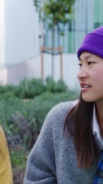 Egy Csapat Fiatal Ázsiai Gimnazista Akik Együtt Beszélgetnek Gimnáziumban Ülve — Stock videók