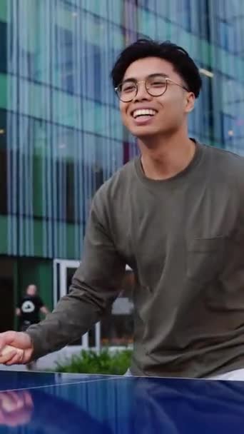 Glücklicher Junger Asiatischer Mann Der Draußen Baubüro Tischtennis Spielt Chinesischer — Stockvideo