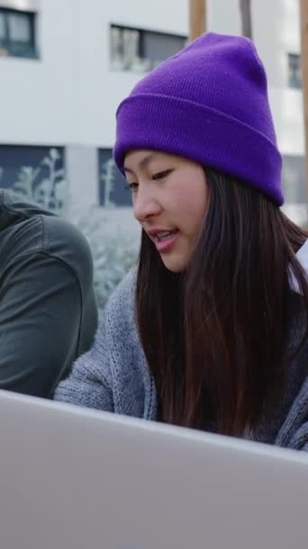 Millennial Asiática Estudiantes Secundaria Utilizando Ordenador Portátil Trabajo Proyecto Formación — Vídeos de Stock
