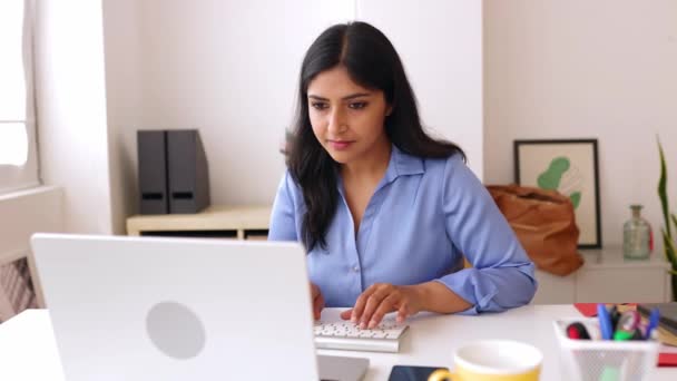 Mujer India Nativa Joven Usando Computadora Portátil Oficina Casa Exitosa — Vídeos de Stock