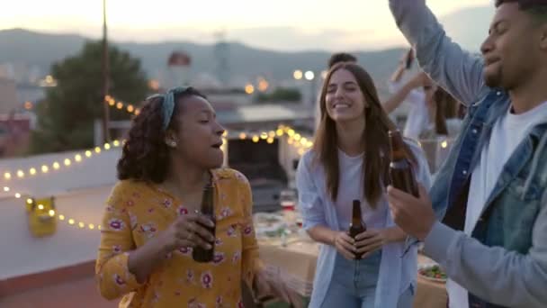 Joven Grupo Amigos Disfrutando Fiesta Verano Azotea Juntos Millennial Personas — Vídeos de Stock
