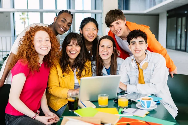 Internationale Groep Van Jonge Studenten Glimlachen Naar Camera Terwijl Samen — Stockfoto