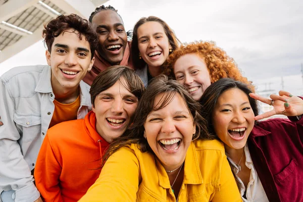 Selfie Gruppe Verschiedener Junger Studentenfreunde Die Gemeinsam Freien Lachen Vielrassige — Stockfoto