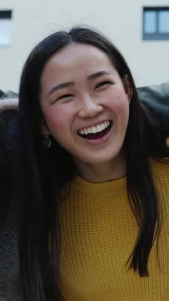 United Jeunes Amis Asiatiques Adolescents Câlinant Riant Extérieur Trois Collègues — Video