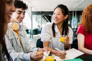 Değişim üniversitesi öğrencilerinden oluşan bir grup üniversite kampüsünde birlikte okuyorlar. Takım çalışması ve eğitim yaşam tarzı konsepti