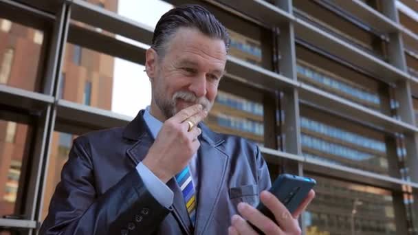 Üst Düzey Yönetici Satış Işadamının Portresi Dışarıda Cep Telefonunda Beklenmedik — Stok video