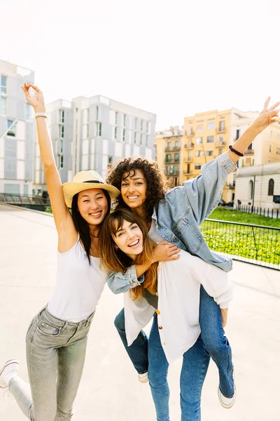 Jovem Grupo Três Mulheres Multirraciais Divertindo Desfrutando Férias Verão Rua — Fotografia de Stock