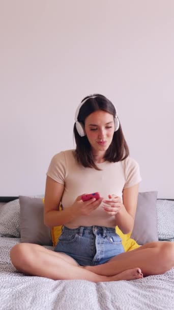 Gelukkig Mooi Jong Meisje Luisteren Online Muziek Met Koptelefoon Thuis — Stockvideo