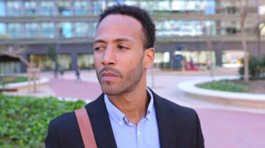 Profesyonel Afro-Amerikan girişimci işadamının yakın plan portresi ofis binasının önünde dikiliyor..