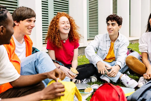Ποικίλες Ομάδες Φοιτητών Χαμογελούν Και Διασκεδάζουν Καθισμένοι Μαζί Στο Κολέγιο — Φωτογραφία Αρχείου