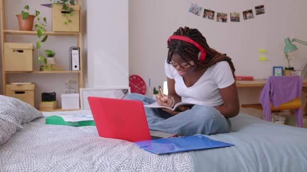 Ung Afrikansk Student Kvinna Med Vitiligo Studerar Online Med Bärbar — Stockvideo