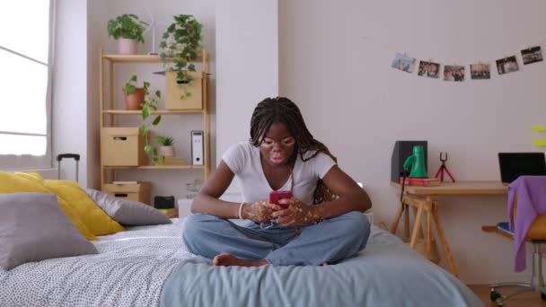 Emocionado Joven Estudiante Africana Con Vitiligo Celebrando Logro Línea Después — Vídeos de Stock