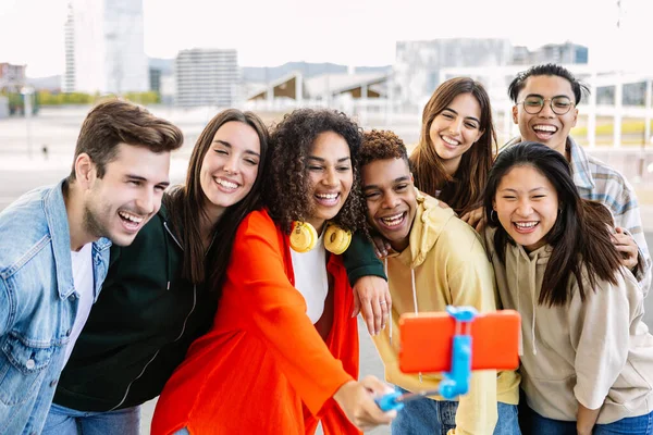 Χαρούμενη Νεαρή Ομάδα Από Πολυφυλετικές Φίλες Που Παίρνουν Αυτοπορτρέτο Selfie — Φωτογραφία Αρχείου