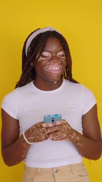 Isolerat Vertikalt Porträtt Glad Ung Afrikansk Kvinna Med Vitiligo Med — Stockvideo