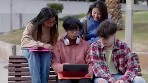 Multiethnic University Students Friends Studying Together College Campus Diverse Teenagers — Vídeo de Stock