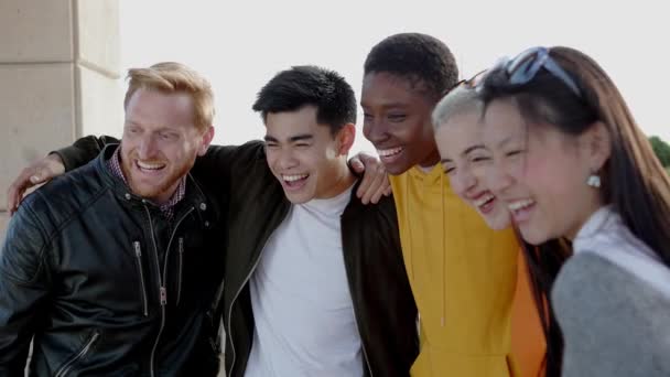 Eine Jugendgruppe Unterschiedlichster Leute Die Sich Der Stadtstraße Vergnügt Tausendjährige — Stockvideo