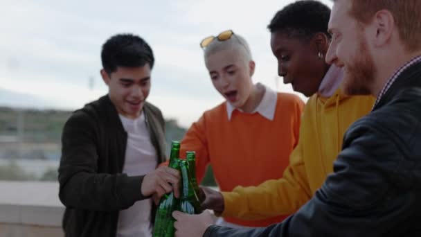 Grup Tânăr Prieteni Care Sărbătoresc Împreună Distreze Înveselind Sticle Bere — Videoclip de stoc