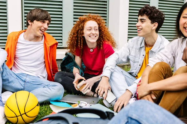 Teenager Schüler Lachen Zusammen Auf Dem Rasen Campus Park Bildungslebensstil — Stockfoto