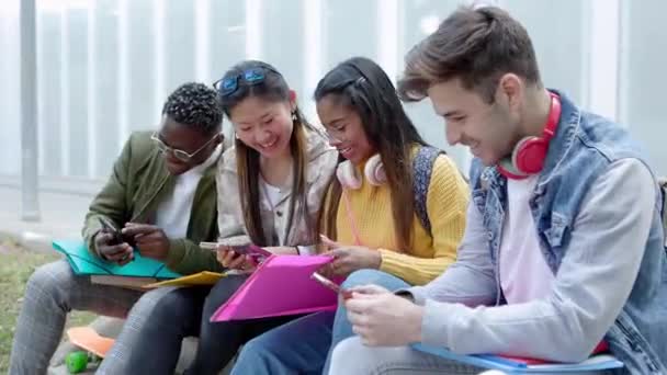 Jovem Grupo Quatro Amigos Estudantes Milenares Usando Telefone Celular Juntos — Vídeo de Stock