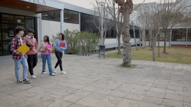 Grupa Szczęśliwych Licealistów Wychodzących Budynku Zajęciach Koncepcja Edukacji — Wideo stockowe