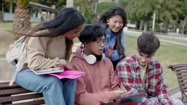 Studenter Med Flere Etniske Universiteter Studerer Sammen Universitetsområdet Diverse Tenåringer – stockvideo