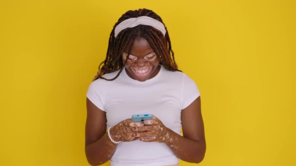 Isolerat Porträtt Glad Ung Afrikansk Kvinna Med Vitiligo Har Roligt — Stockvideo