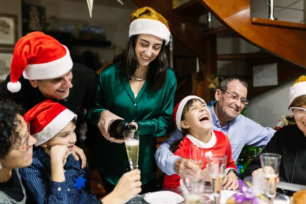 Feliz Familia Multigeneracional Celebrando Navidad Juntos Cenando Casa Concepto Celebración —  Fotos de Stock