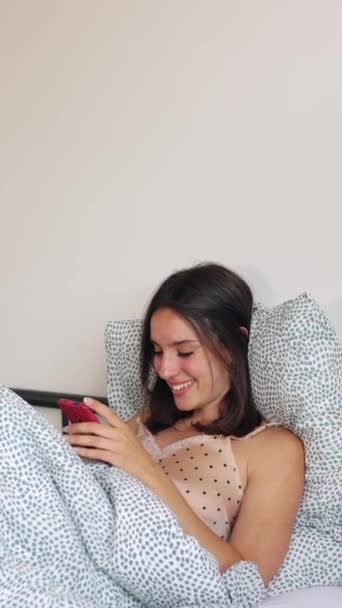 Ung Glad Kvinde Har Det Sjovt Sociale Medier Indhold Telefonen – Stock-video
