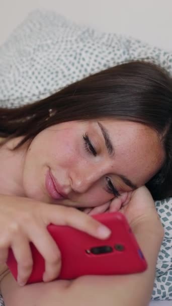Закройте Вид Молодую Счастливую Женщину Используя Приложение Мобильного Телефона Отдыхающую — стоковое видео