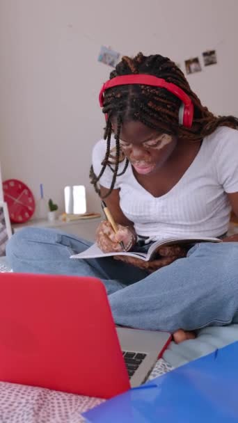 Vertikal Skärm Video Unga Afrikanska Student Kvinna Med Vitiligo Studerar — Stockvideo