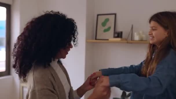 집에서 소파에서 춤추는 재미있는 어머니 거실에서 주말을 즐기는 다인종 — 비디오