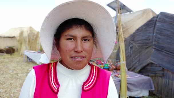 Retrato Uma Jovem Peruana Indígena Ilhas Flutuantes Uros Lago Titicaca — Vídeo de Stock