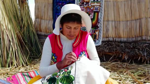 Giovane Donna Peruviana Latino Americana Che Indossa Abiti Tradizionali Tessendo — Video Stock