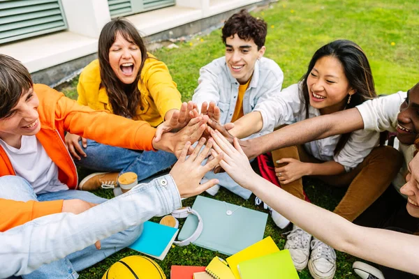 Vreugdevolle Groep Van Diverse Studenten Geven High Five Samen Zitten — Stockfoto