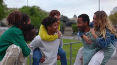Üç farklı ırktan çift dışarıda birlikte eğleniyor. Bir grup genç şehir sokağında eğleniyor. Çeşitlilik ve arkadaşlık kavramı.