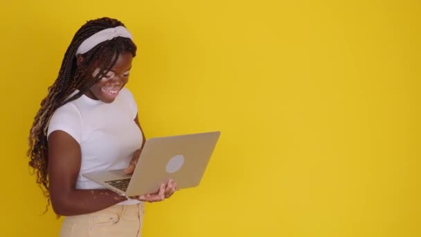 Απομονωμένο Πορτρέτο Μιας Χαρούμενης Νεαρής Αφρικανίδας Φοιτήτριας Λεύκη Διασκεδάζει Χρησιμοποιώντας — Αρχείο Βίντεο