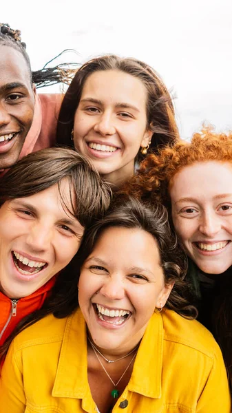 Retrato Vertical Jovens Grupo Meninos Meninas Sorrindo Para Câmera Livre — Fotografia de Stock