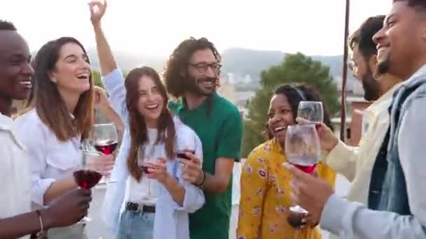 Kelompok Multirasial Teman Teman Bersenang Senang Menari Dan Minum Anggur — Stok Video