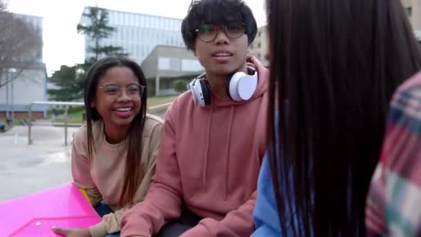 Multirassische Gruppe Befreundeter College Studenten Unterhält Sich Auf Der Bank — Stockvideo