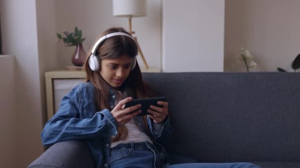 Dítě Teen Dívka Sluchátky Hrát Mobilní Hru Pomocí Aplikace Telefonu — Stock video