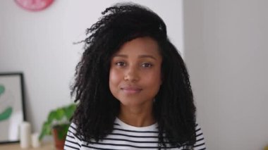 POV 'u kapat, mutlu genç Latin kadın laptopta iş arkadaşını dinlerken merkez ofisten arıyor. Sanal toplantı konferansına katılan güzel bir kadının webcam portresi.