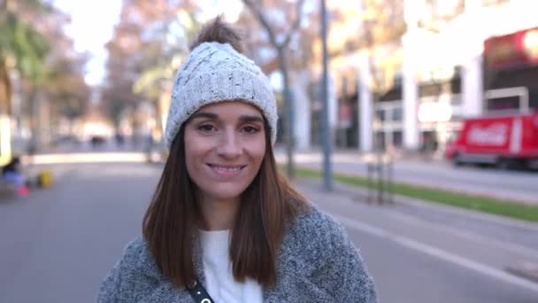 Porträtt Glad Ung Vuxen Kvinna Ullig Mössa Ler Mot Kameran — Stockvideo