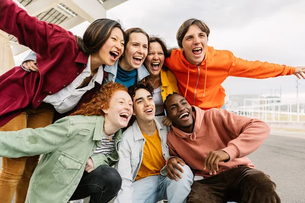 Ενθουσιασμένη Νεαρή Ομάδα Πολυφυλετικών Ανθρώπων Που Διασκεδάζουν Μαζί Στην Ύπαιθρο — Φωτογραφία Αρχείου