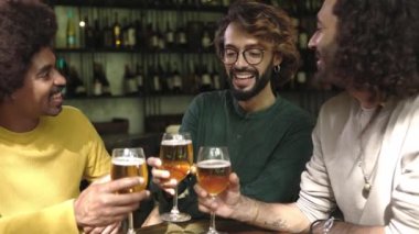 Bira fabrikası barında bira içen çok ırklı mutlu arkadaşlar. Çeşitli gençler birlikte kutlama yapıyorlar İrlanda barında içkilerle tezahürat yapıyorlar, mutlu saatler geçiriyorlar.. 