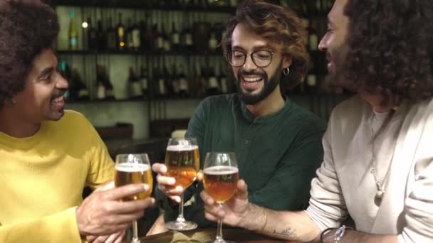 Щасливі Багаторасові Друзі Ють Пиво Пивоварному Барі Різноманітні Молоді Люди — стокове відео